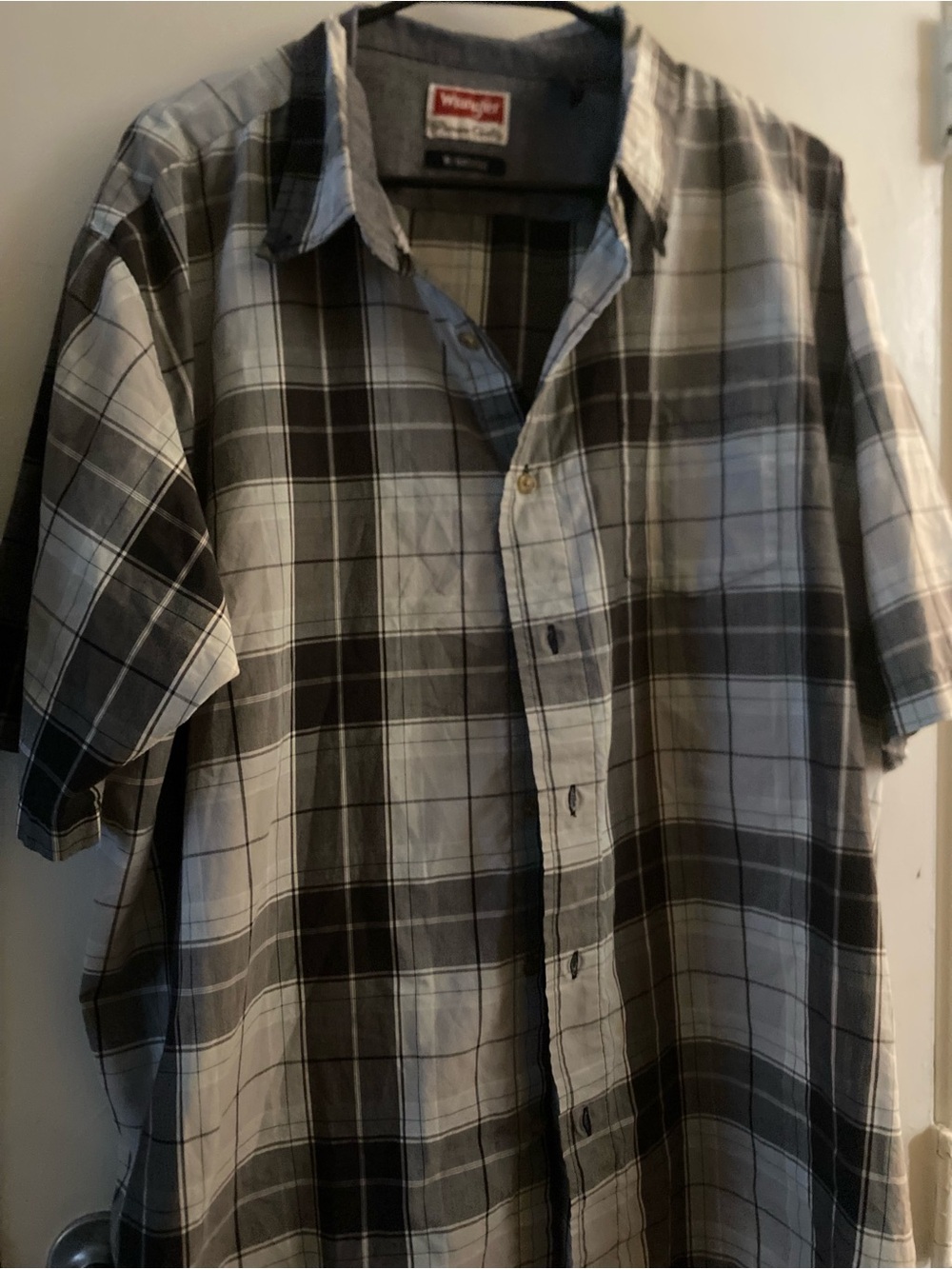 Wrangler Gray and Black Plaid Short-Sleeve Button-Down Shirt